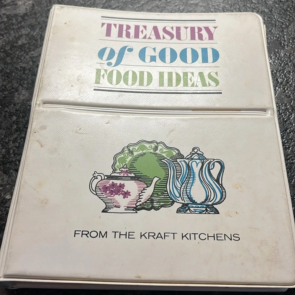 Kraft Foods 3 ring binder vintage cookbook. Retro recipes at your fingertips